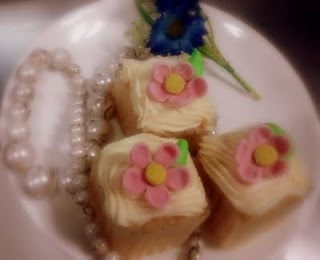 http://veena-cakesbakes.blogspot.com/2011/08/coconut-and-lemon-butter-fairy-cakes.html